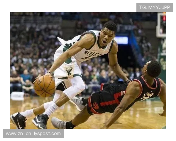 字母哥送出亲笔信鼓励退役球员，暖心榜样再现